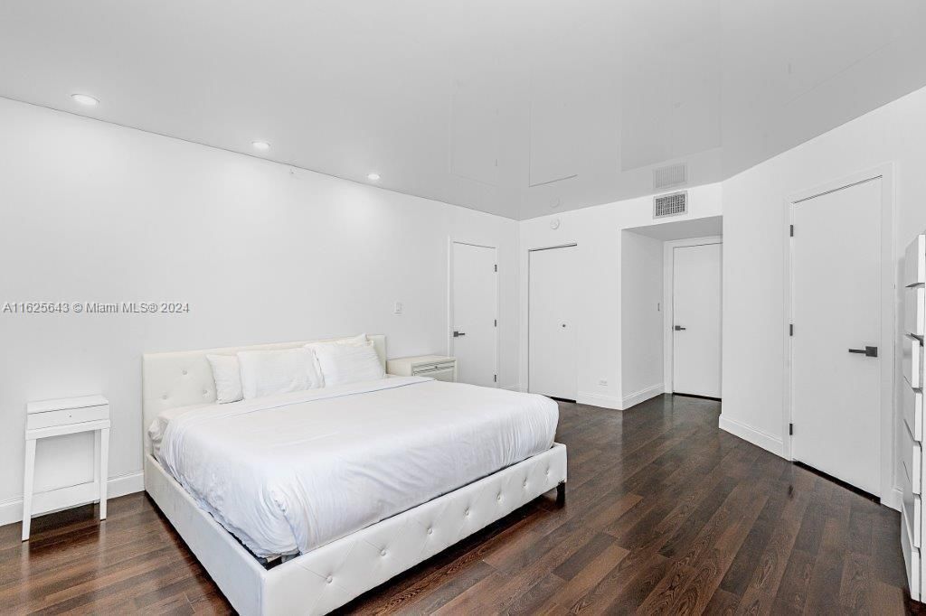 For Sale: $1,700,000 (1 beds, 1 baths, 880 Square Feet)