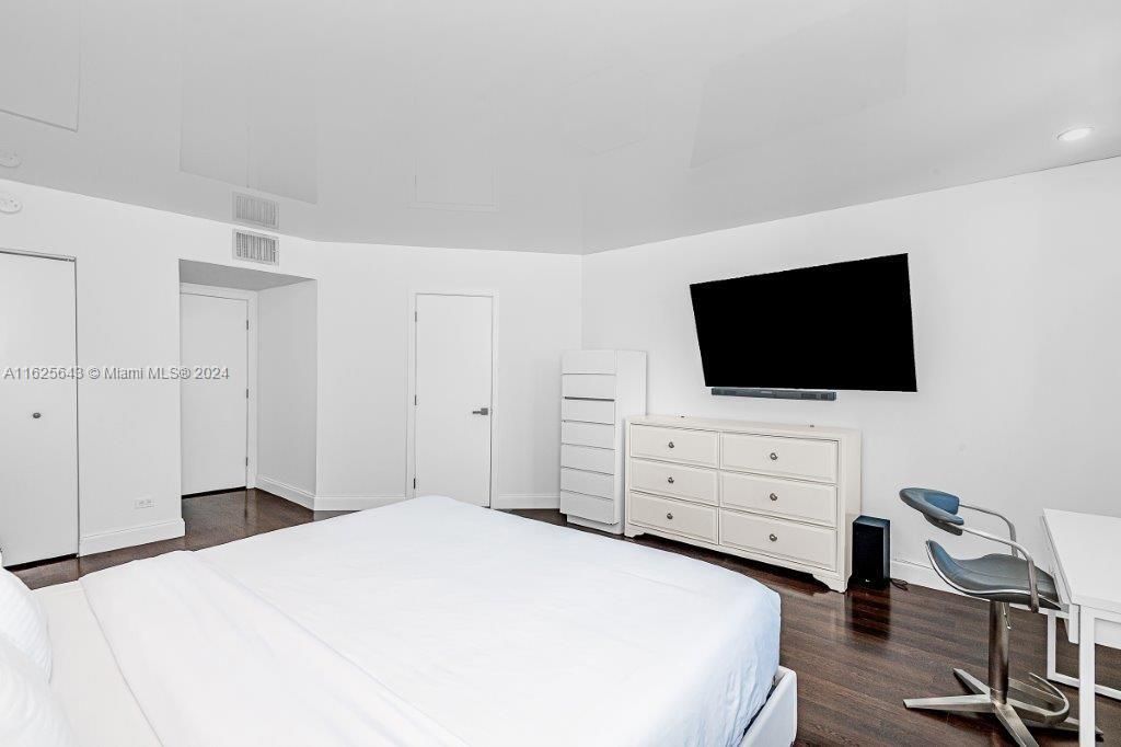 For Sale: $1,700,000 (1 beds, 1 baths, 880 Square Feet)