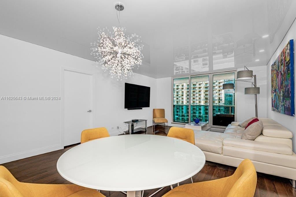 For Sale: $1,700,000 (1 beds, 1 baths, 880 Square Feet)