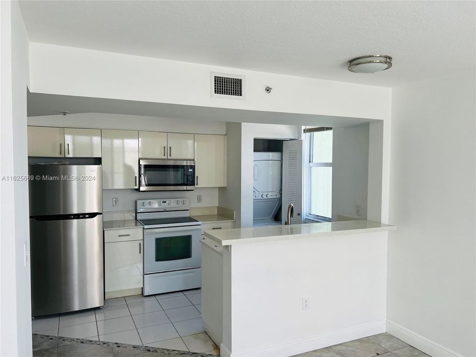 For Sale: $299,000 (2 beds, 2 baths, 808 Square Feet)