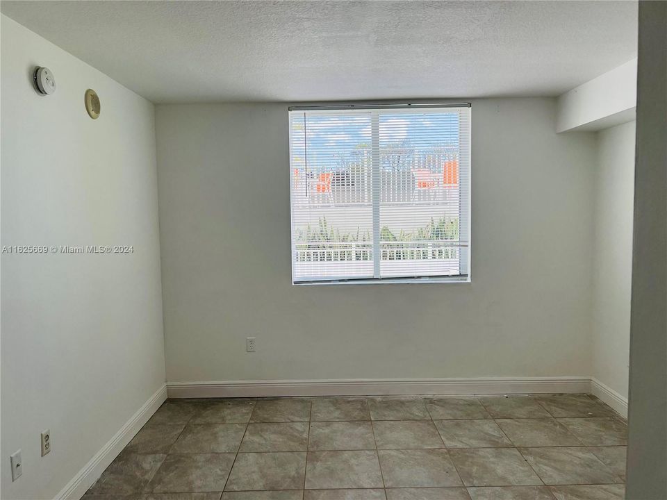 For Sale: $299,000 (2 beds, 2 baths, 808 Square Feet)