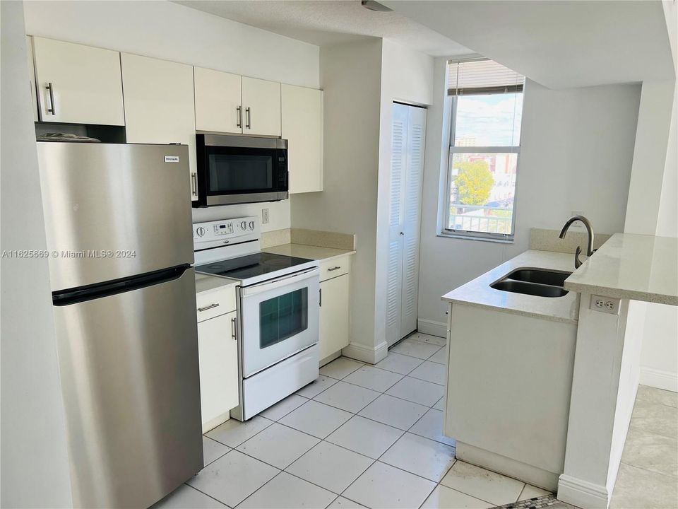 For Sale: $299,000 (2 beds, 2 baths, 808 Square Feet)