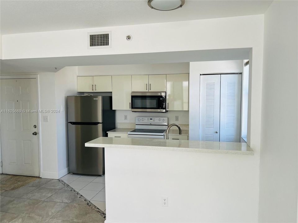 For Sale: $299,000 (2 beds, 2 baths, 808 Square Feet)