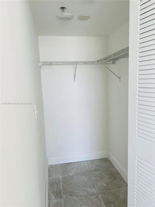 For Sale: $299,000 (2 beds, 2 baths, 808 Square Feet)