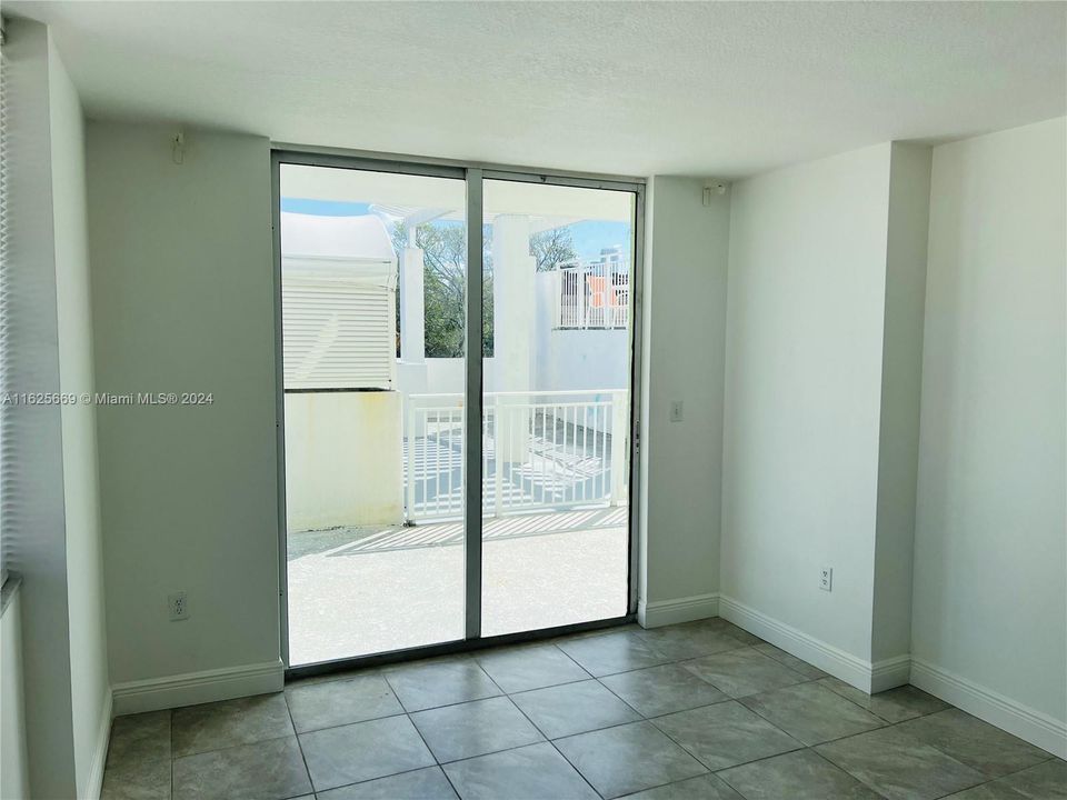 For Sale: $299,000 (2 beds, 2 baths, 808 Square Feet)