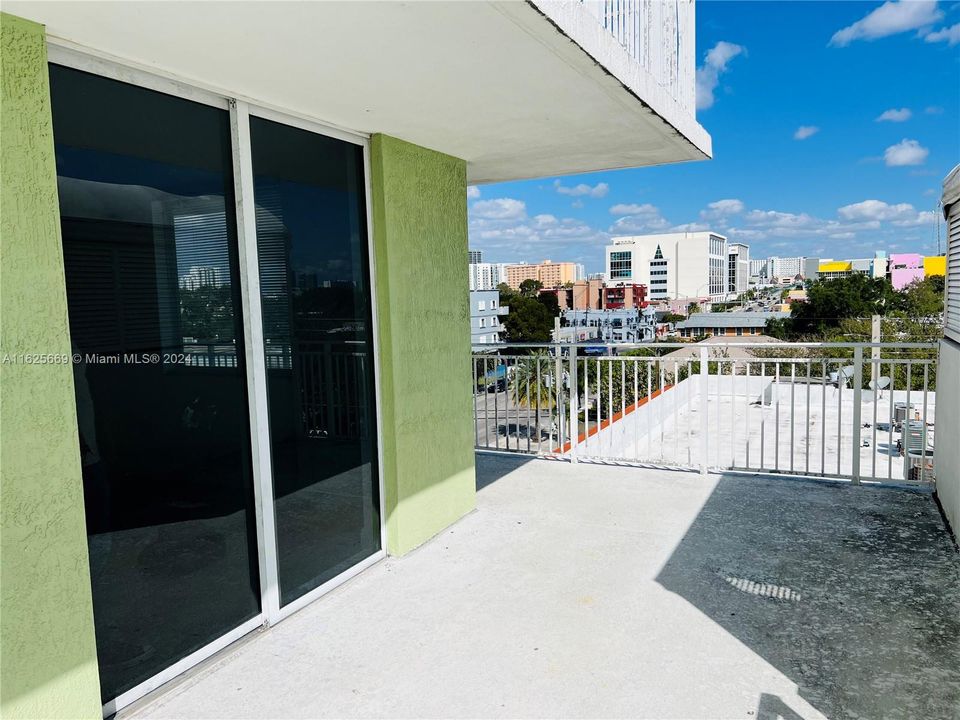 En Venta: $299,000 (2 camas, 2 baños, 808 Pies cuadrados)