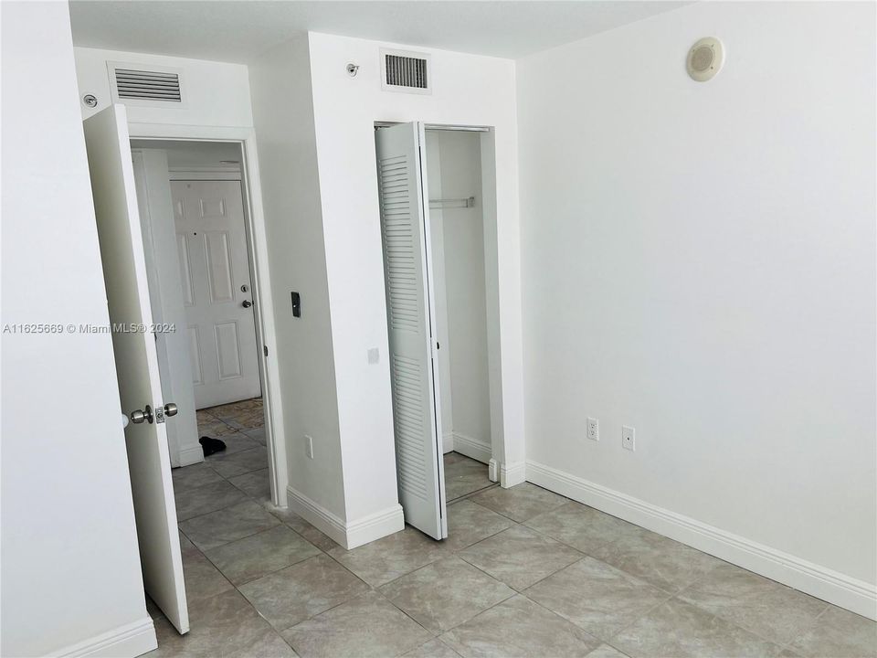 For Sale: $299,000 (2 beds, 2 baths, 808 Square Feet)