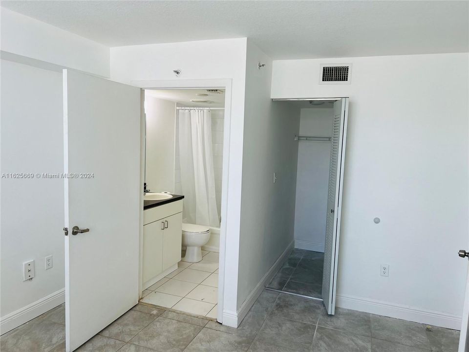 For Sale: $299,000 (2 beds, 2 baths, 808 Square Feet)