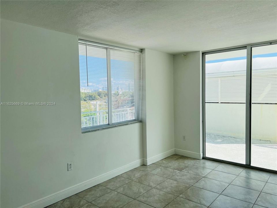 For Sale: $299,000 (2 beds, 2 baths, 808 Square Feet)