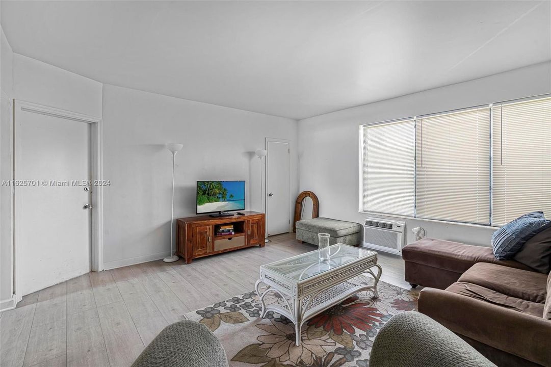 最近租的: $2,300 (2 贝兹, 1 浴室, 1107 平方英尺)