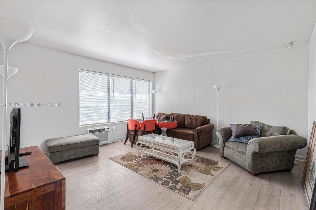 最近租的: $2,300 (2 贝兹, 1 浴室, 1107 平方英尺)