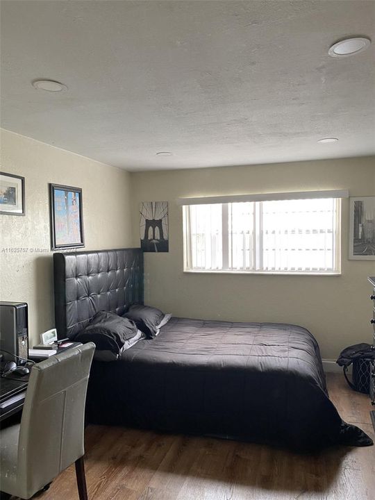 Active With Contract: $174,500 (1 beds, 1 baths, 669 Square Feet)