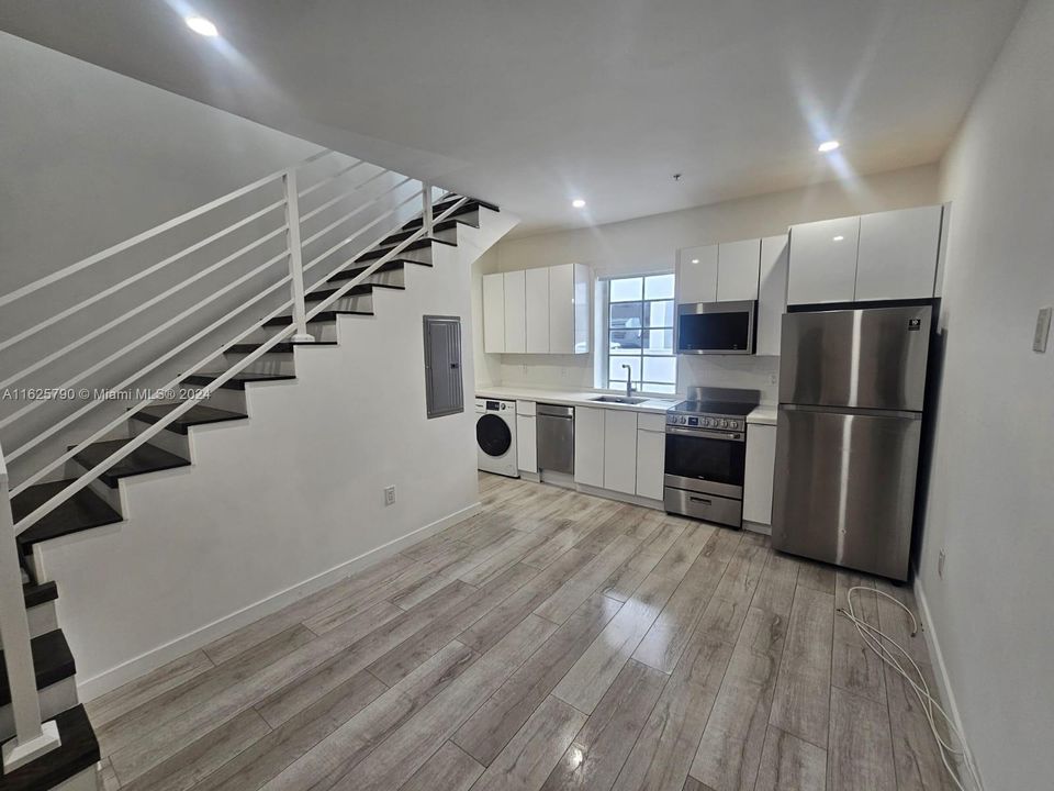 For Sale: $375,000 (1 beds, 1 baths, 511 Square Feet)