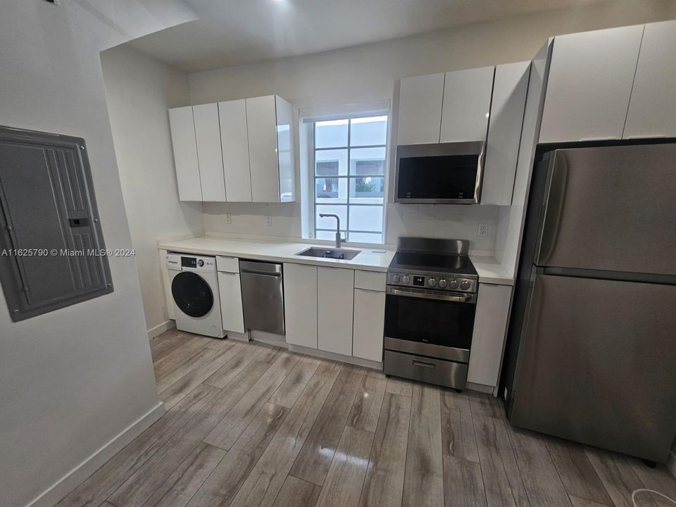 For Sale: $375,000 (1 beds, 1 baths, 511 Square Feet)