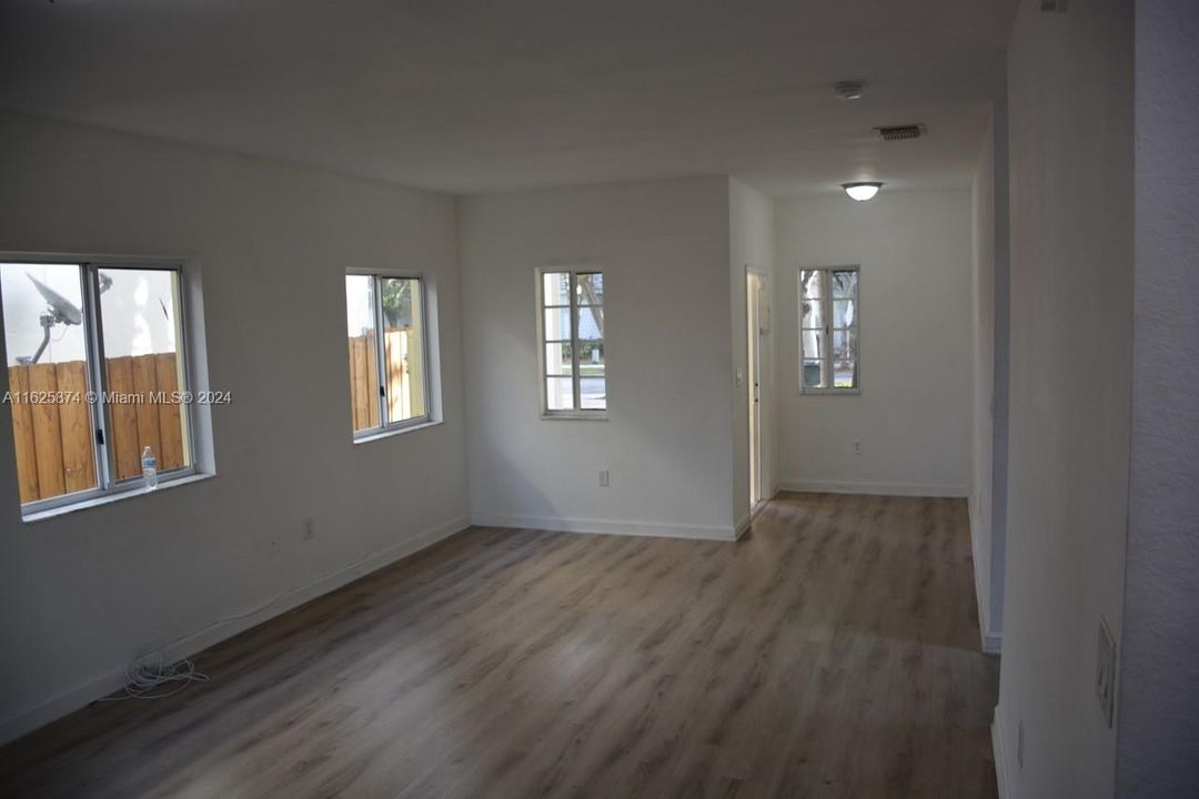 Active With Contract: $2,650 (3 beds, 2 baths, 1456 Square Feet)