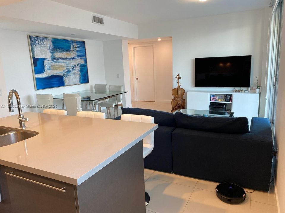 For Sale: $328,990 (1 beds, 1 baths, 761 Square Feet)