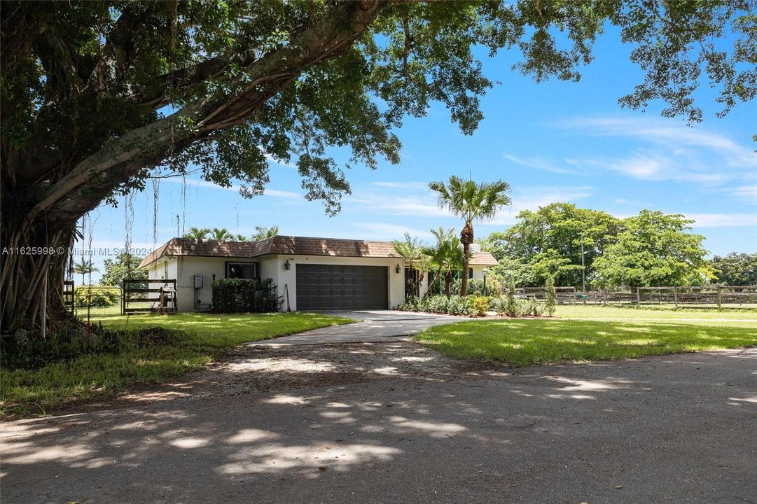 Active With Contract: $1,800,000 (3 beds, 3 baths, 2370 Square Feet)