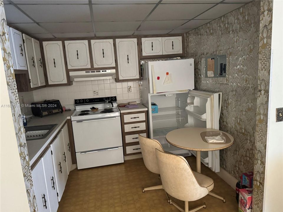 Active With Contract: $110,000 (1 beds, 1 baths, 760 Square Feet)