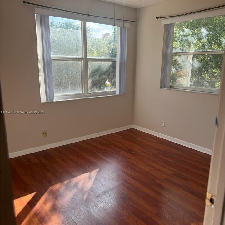 Active With Contract: $3,200 (3 beds, 2 baths, 1368 Square Feet)