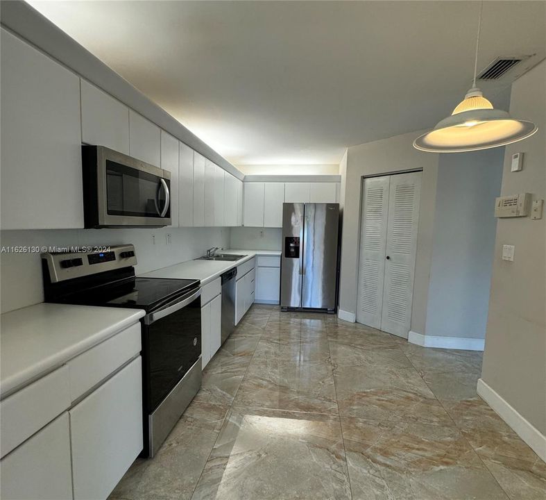 Active With Contract: $3,200 (3 beds, 2 baths, 1368 Square Feet)