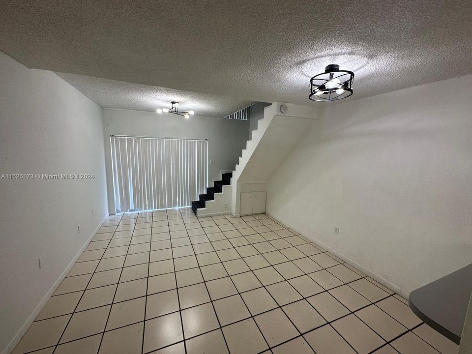 Active With Contract: $1,690 (2 beds, 1 baths, 737 Square Feet)