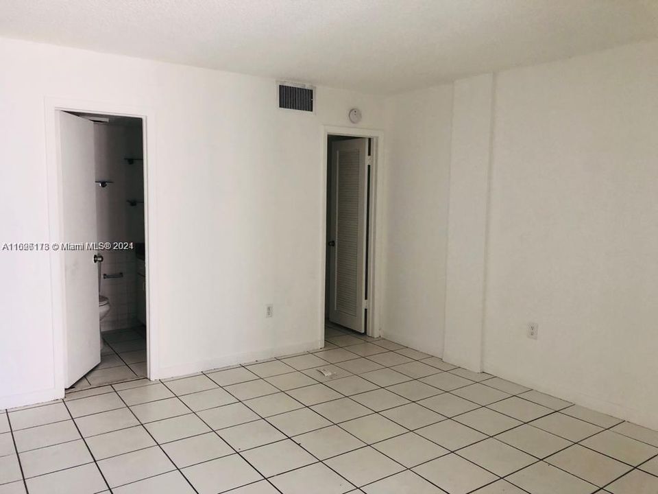 Active With Contract: $1,690 (2 beds, 1 baths, 737 Square Feet)