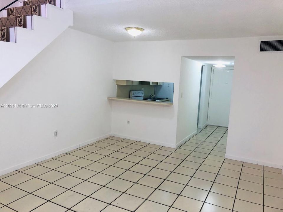 Active With Contract: $1,690 (2 beds, 1 baths, 737 Square Feet)