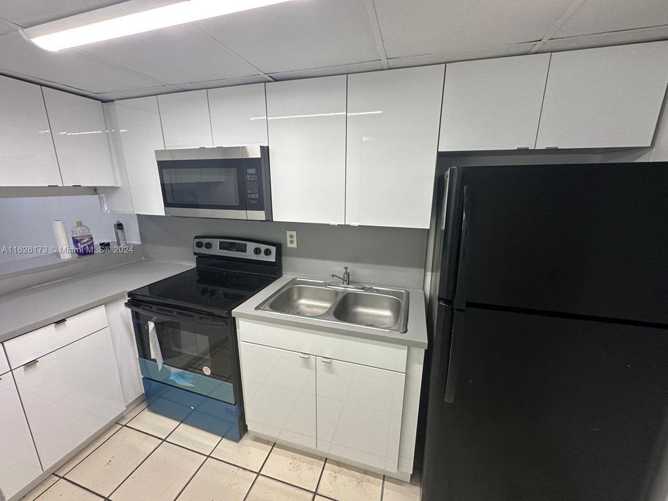 Active With Contract: $1,690 (2 beds, 1 baths, 737 Square Feet)