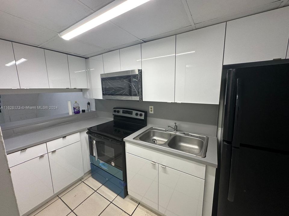 Active With Contract: $1,690 (2 beds, 1 baths, 737 Square Feet)