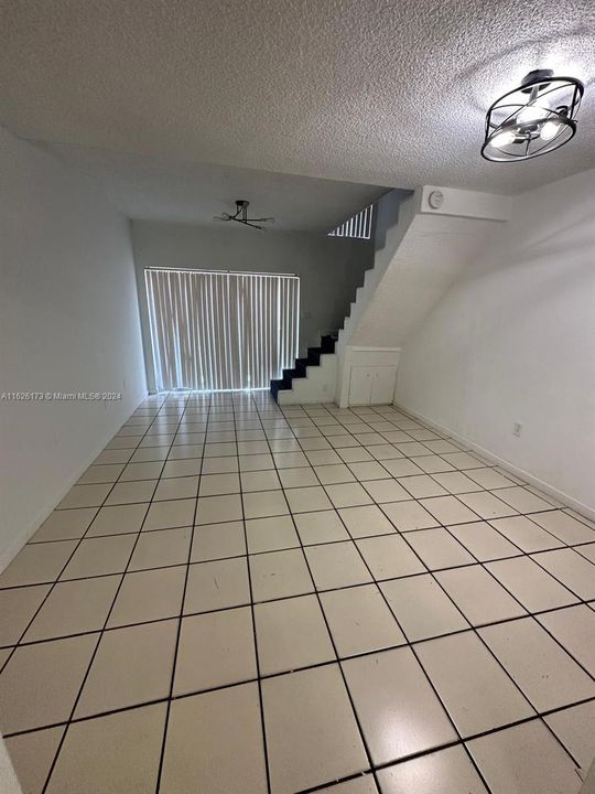 Active With Contract: $1,690 (2 beds, 1 baths, 737 Square Feet)