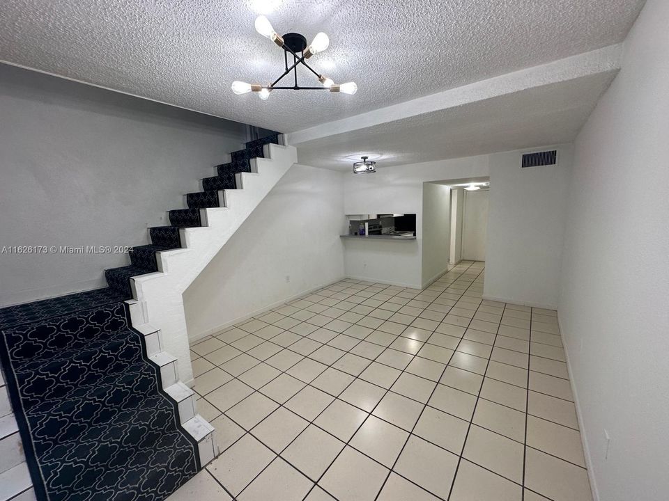 Active With Contract: $1,690 (2 beds, 1 baths, 737 Square Feet)