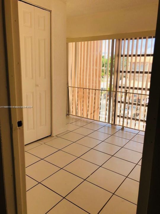 Active With Contract: $1,690 (2 beds, 1 baths, 737 Square Feet)