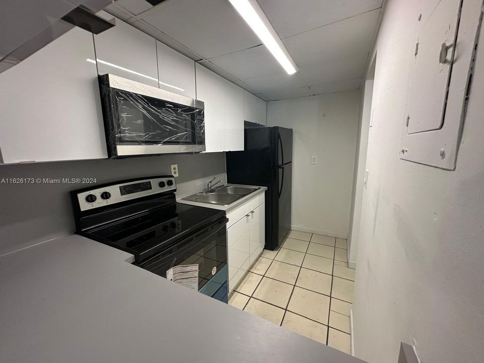 Active With Contract: $1,690 (2 beds, 1 baths, 737 Square Feet)