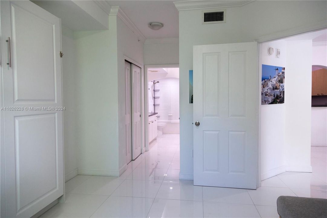 For Sale: $495,003 (1 beds, 1 baths, 757 Square Feet)