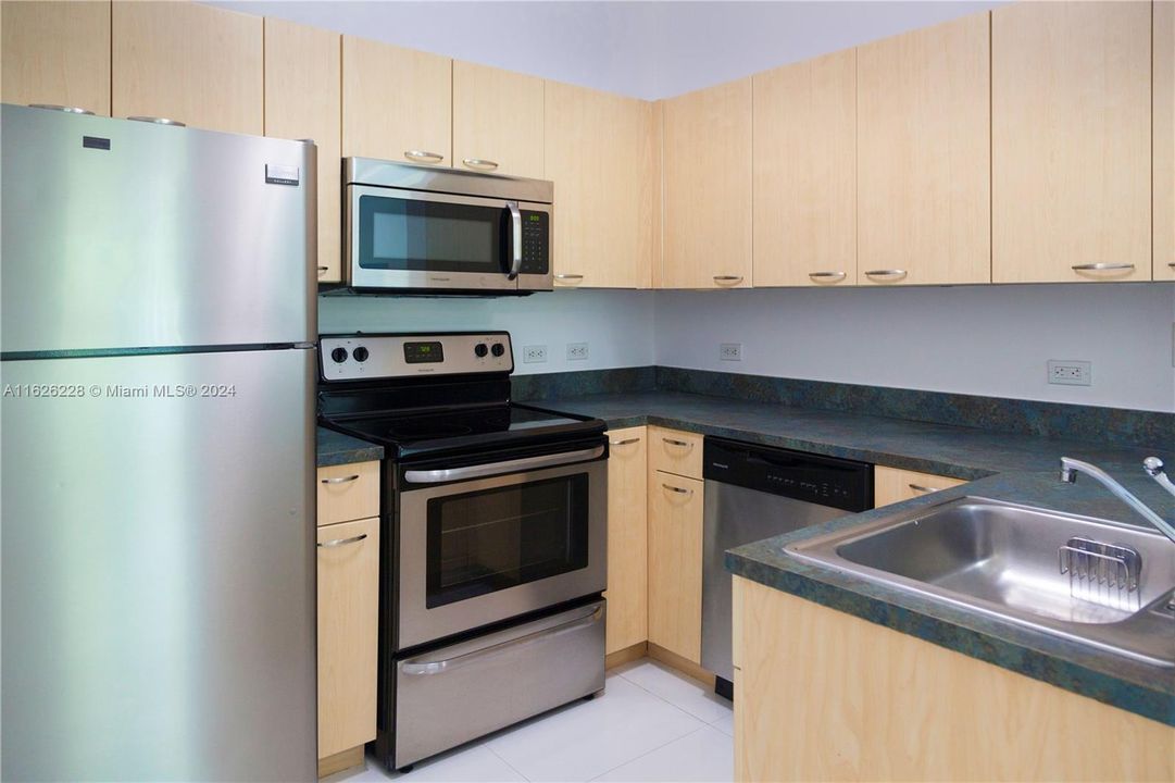 For Sale: $495,003 (1 beds, 1 baths, 757 Square Feet)