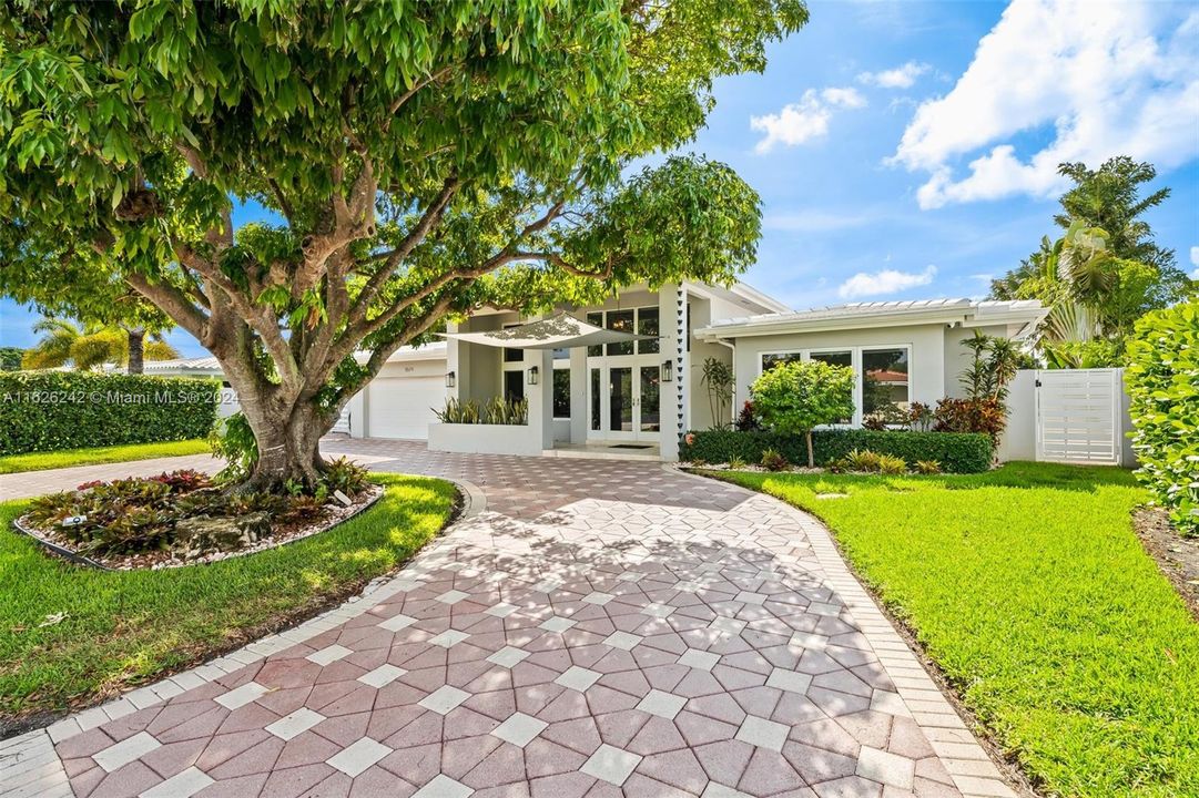 Active With Contract: $2,000,000 (4 beds, 2 baths, 2323 Square Feet)