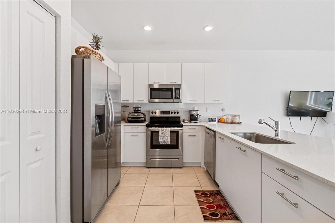 Active With Contract: $3,300 (3 beds, 2 baths, 1393 Square Feet)