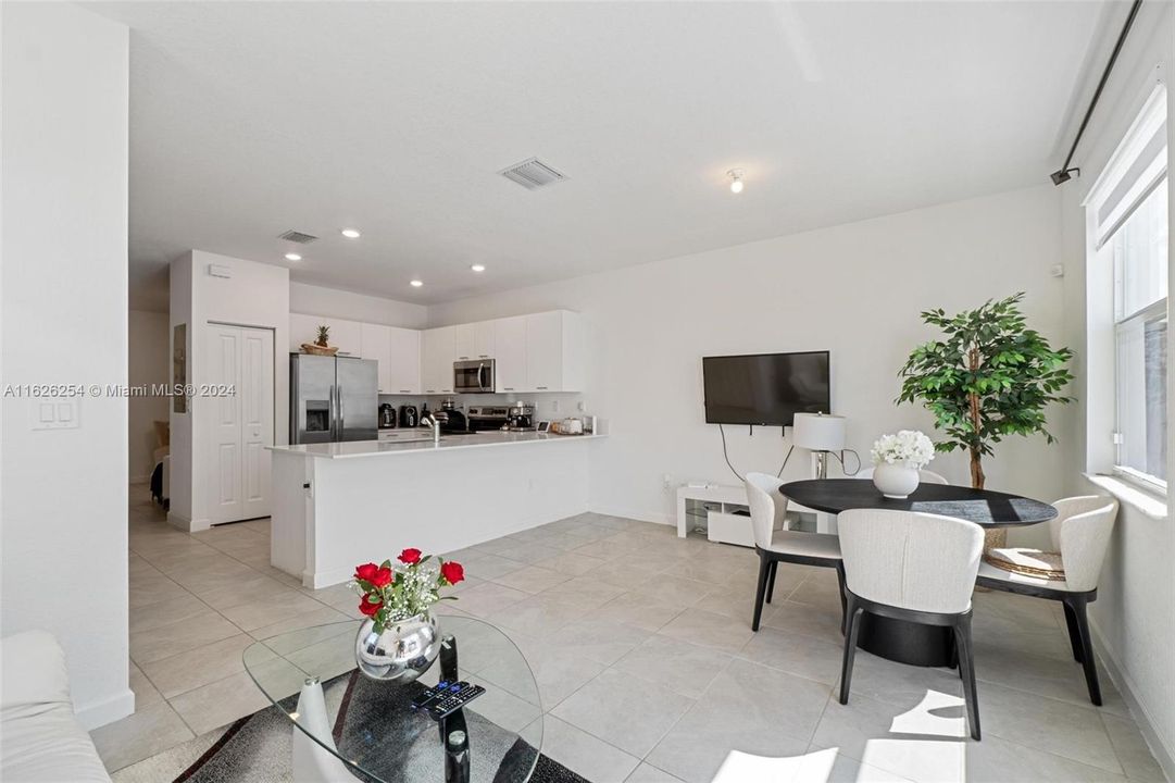 Active With Contract: $3,300 (3 beds, 2 baths, 1393 Square Feet)