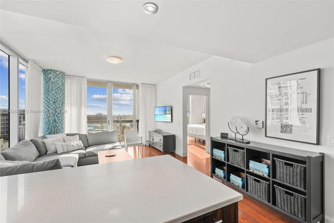 For Sale: $650,000 (1 beds, 1 baths, 820 Square Feet)