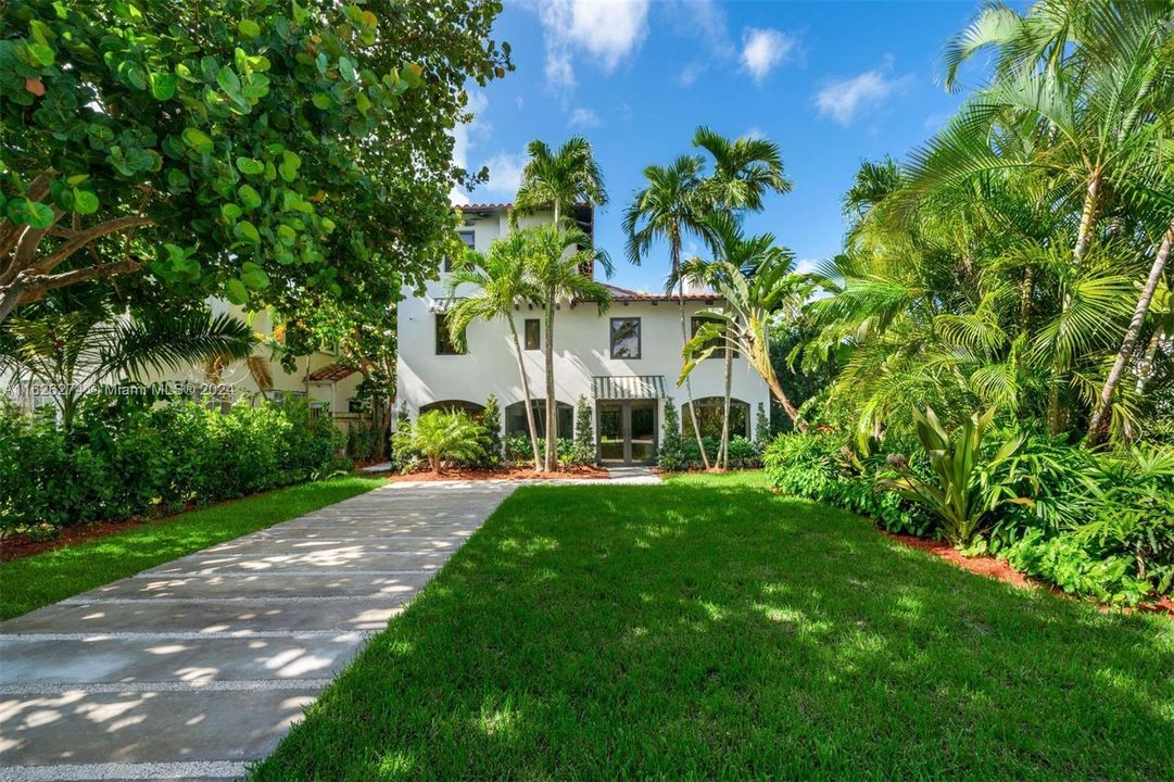 Recently Sold: $3,595,000 (6 beds, 4 baths, 3926 Square Feet)