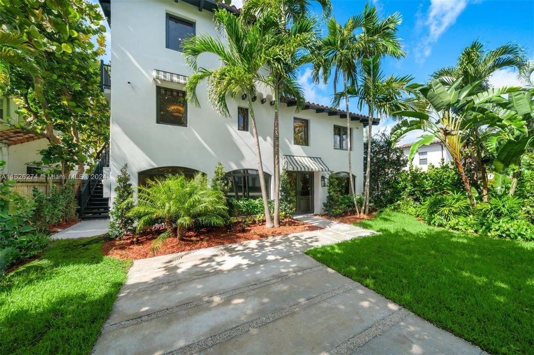 Recently Sold: $3,595,000 (6 beds, 4 baths, 3926 Square Feet)