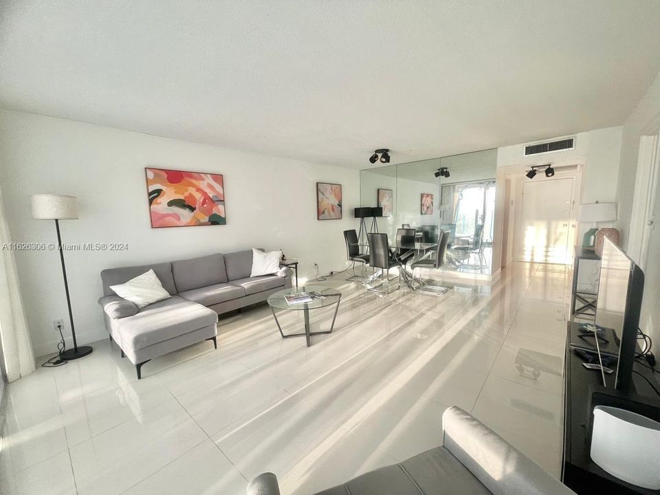 Recently Rented: $2,595 (1 beds, 1 baths, 896 Square Feet)