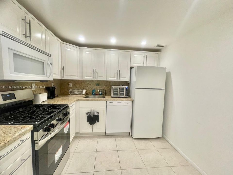 Recently Rented: $2,595 (1 beds, 1 baths, 896 Square Feet)