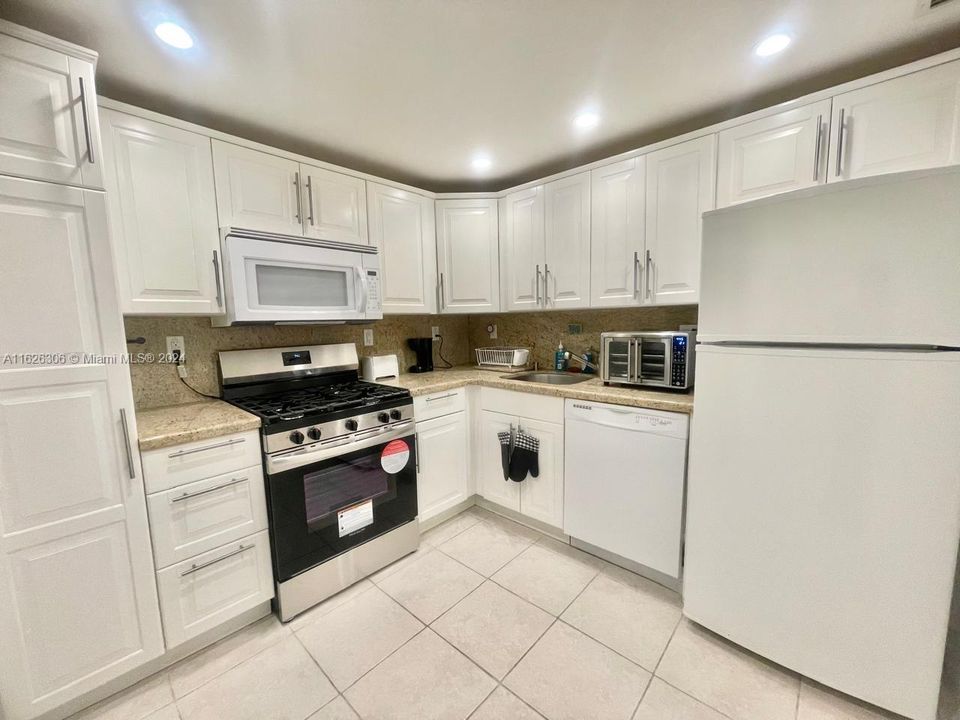 Recently Rented: $2,595 (1 beds, 1 baths, 896 Square Feet)