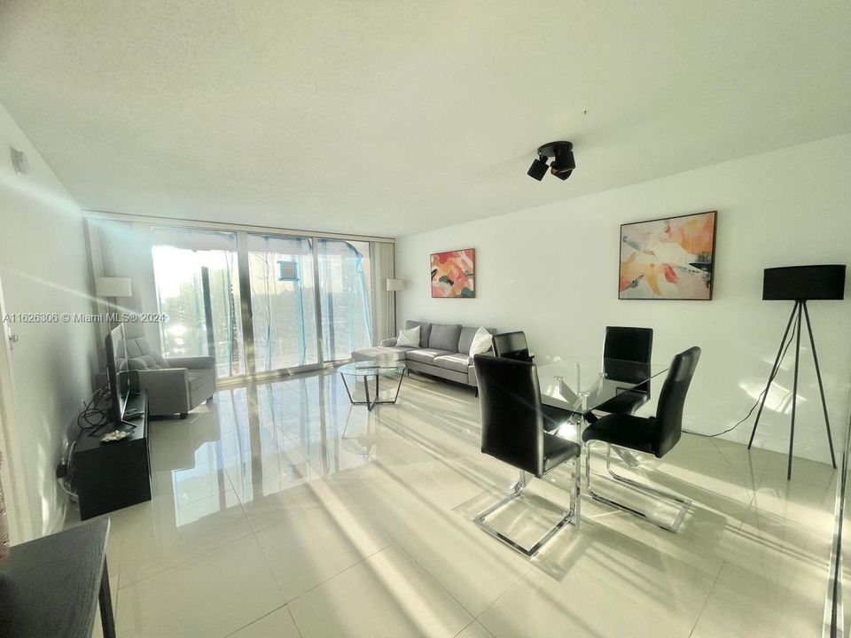 Recently Rented: $2,595 (1 beds, 1 baths, 896 Square Feet)