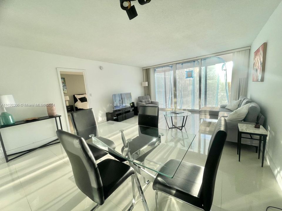 Recently Rented: $2,595 (1 beds, 1 baths, 896 Square Feet)