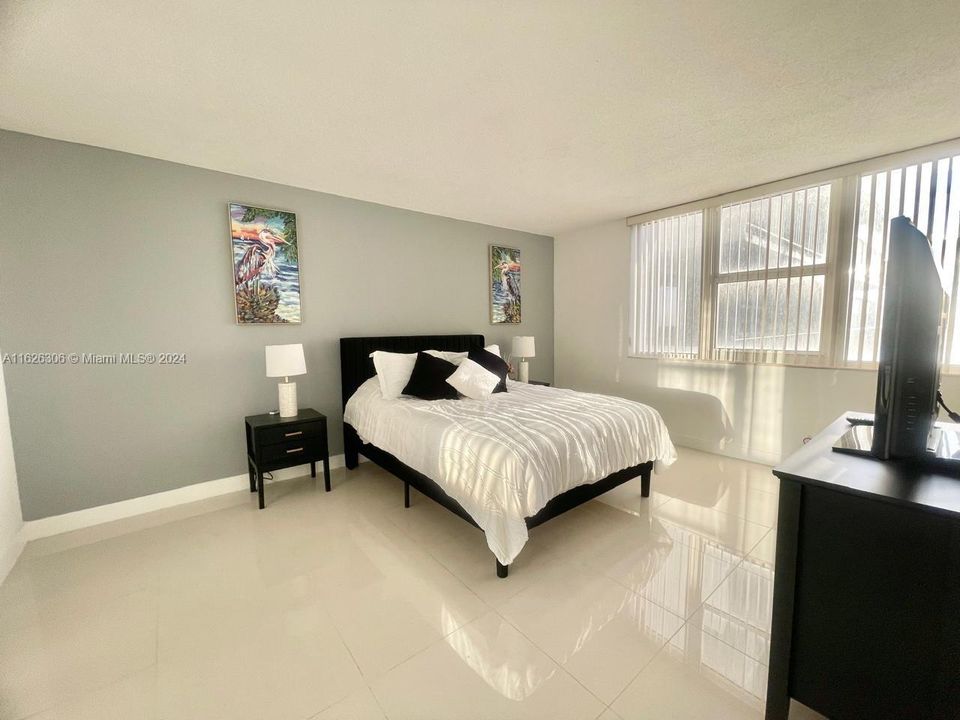 Recently Rented: $2,595 (1 beds, 1 baths, 896 Square Feet)