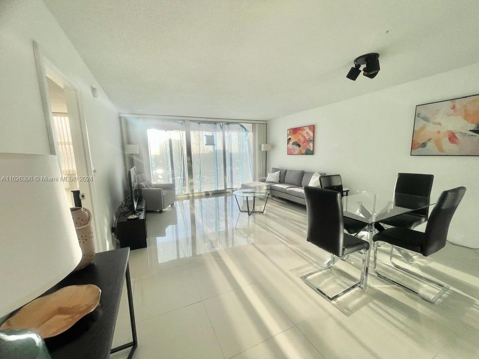 Recently Rented: $2,595 (1 beds, 1 baths, 896 Square Feet)