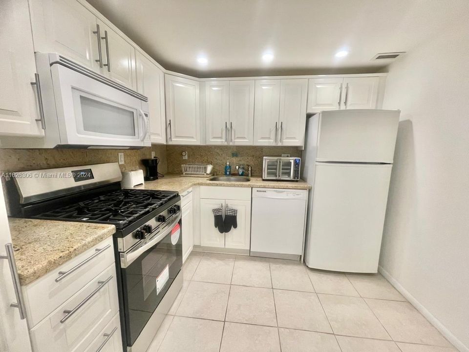 Recently Rented: $2,595 (1 beds, 1 baths, 896 Square Feet)