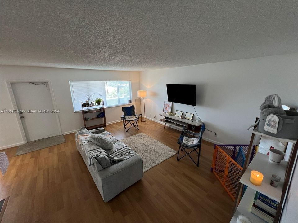 For Sale: $278,000 (2 beds, 2 baths, 952 Square Feet)